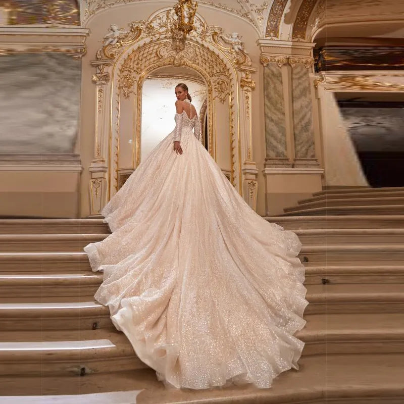 Abito da sposa lucido con maniche lunghe in cristallo a cuore di perle di lusso con strascico principessa 2023 Vestido de Noiva - Bridetobe.it