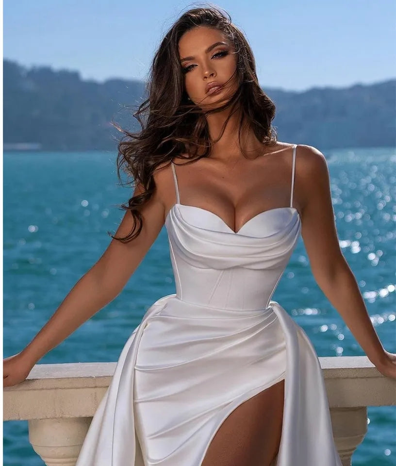 Elegante abito da sposa da spiaggia con pieghe a strascico lungo Abiti da sposa in raso Abiti da sposa sexy con spacco alto Vintage Vestido De Novia