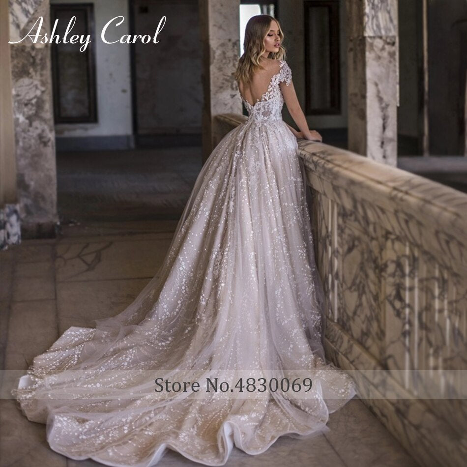 Abito 2023 Abito da sposa con strascico da cappella senza schienale delicato con applicazioni in pizzo con scollo a barchetta - Bridetobe.it