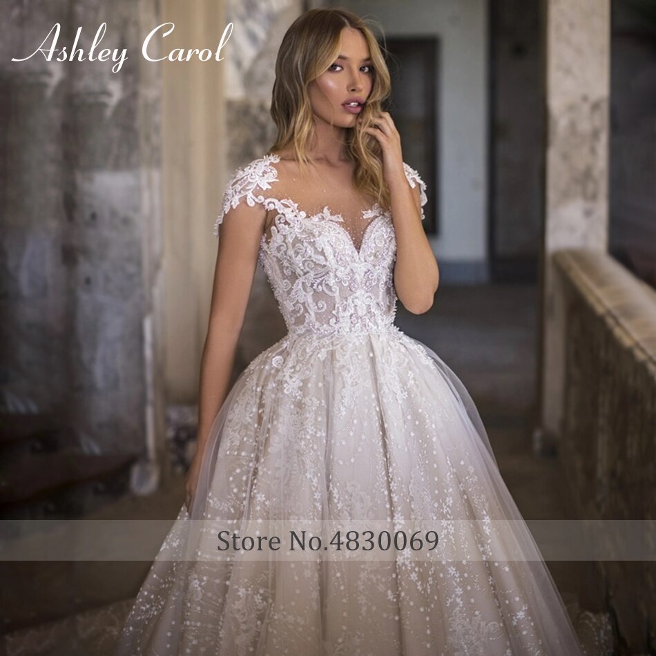 Abito 2023 Abito da sposa con strascico da cappella senza schienale delicato con applicazioni in pizzo con scollo a barchetta - Bridetobe.it