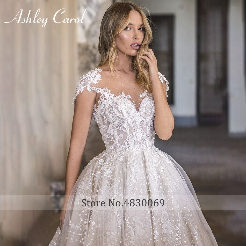 Abito 2023 Abito da sposa con strascico da cappella senza schienale delicato con applicazioni in pizzo con scollo a barchetta - Bridetobe.it