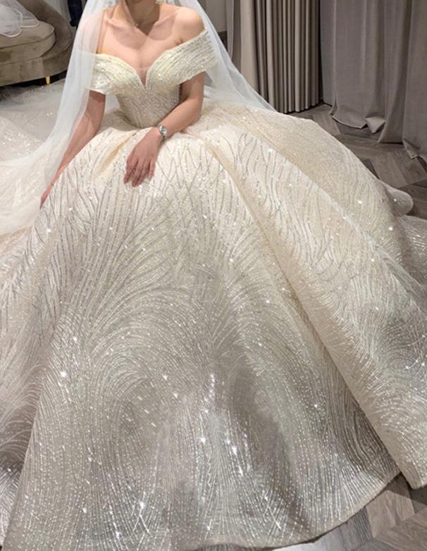 Elegante Abito da Sposa con Paillettes - Classico Scollo a Barchetta e Spalle Scoperte