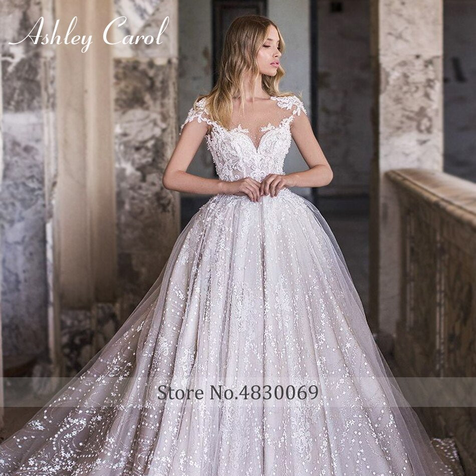 Abito 2023 Abito da sposa con strascico da cappella senza schienale delicato con applicazioni in pizzo con scollo a barchetta - Bridetobe.it