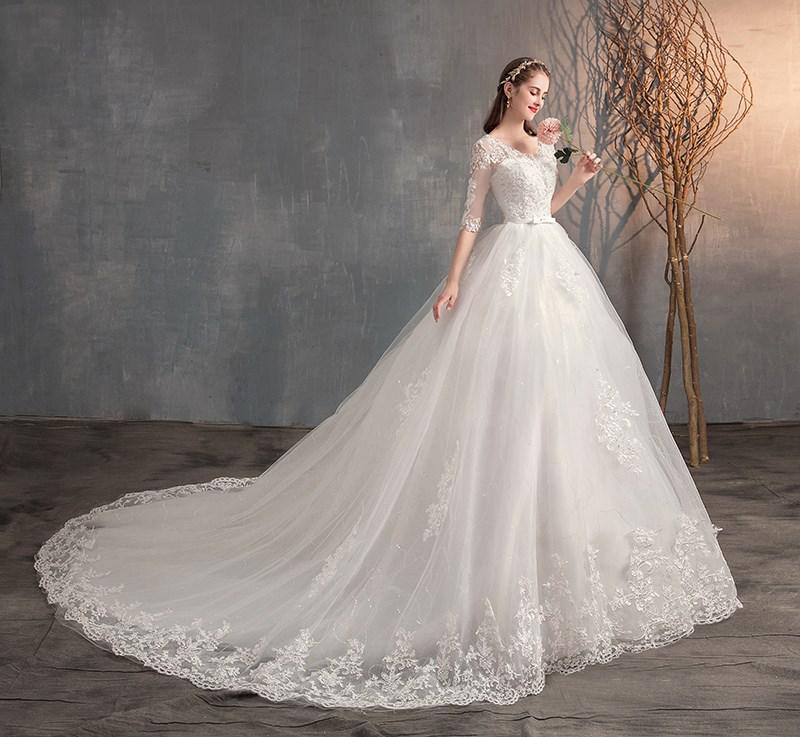 Abito da Sposa 2022 Nuova Collezione: Elegante Abito con Maniche Lunghe, Scollatura Sexy a V, e Gonna a Balze con Coda