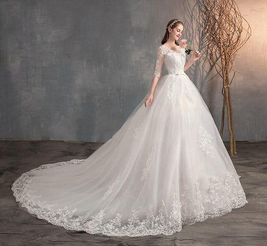 Abito da Sposa 2022 Nuova Collezione: Elegante Abito con Maniche Lunghe, Scollatura Sexy a V, e Gonna a Balze con Coda
