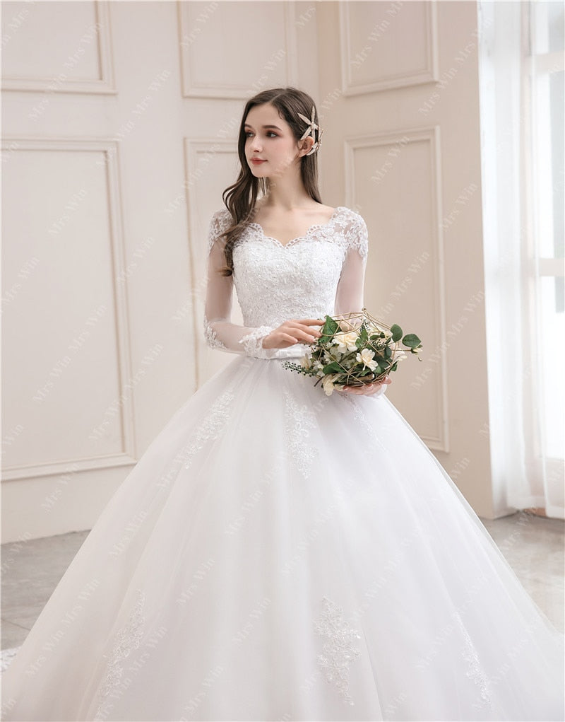Abito da Sposa 2022 Nuova Collezione: Elegante Abito con Maniche Lunghe, Scollatura Sexy a V, e Gonna a Balze con Coda