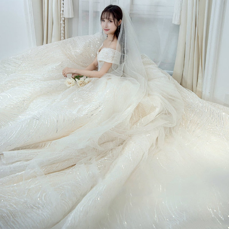 Elegante Abito da Sposa con Paillettes - Classico Scollo a Barchetta e Spalle Scoperte