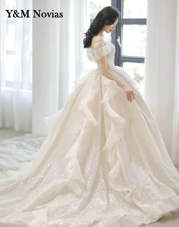 Abito da sposa taglia comoda in pizzo 2023 con maniche, lussuoso treno, colore brillante francese, scollatura a barchetta