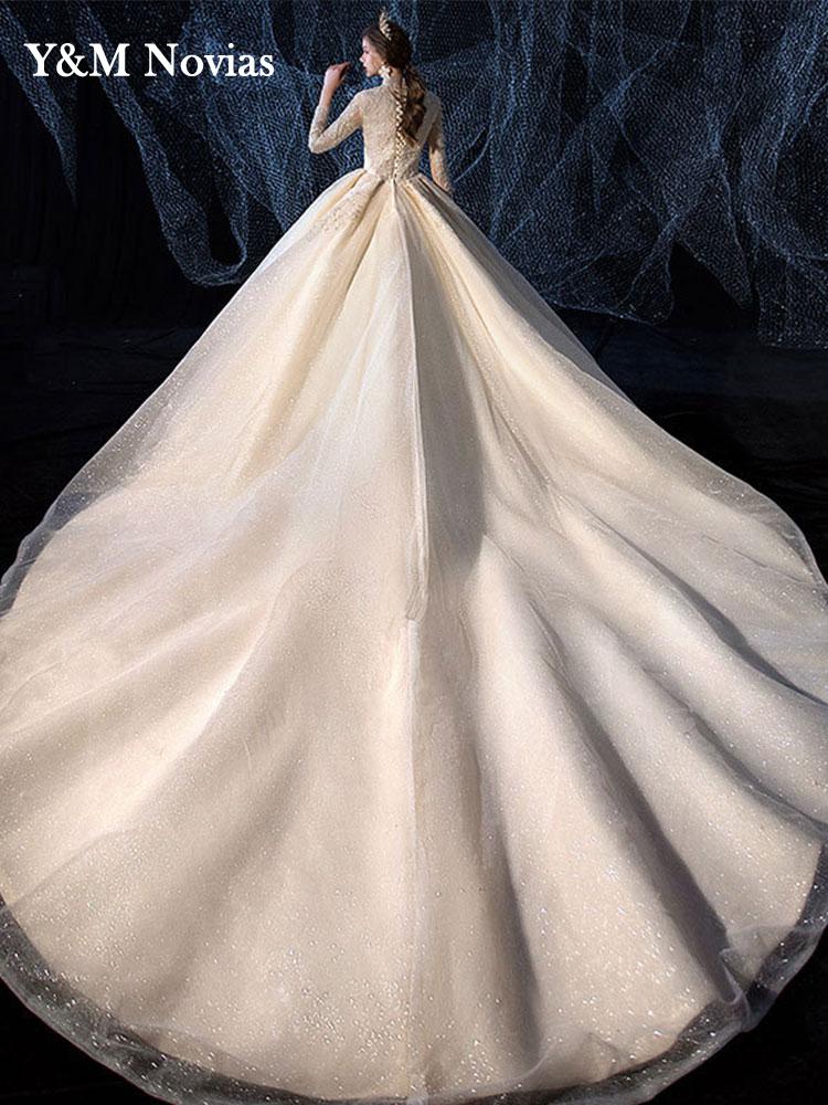 Abito da sposa in pizzo con scollo a V profondo, gonna a balze, strascico reale e maniche lunghe - Donna Indiana - Champagne Avorio - Bouque