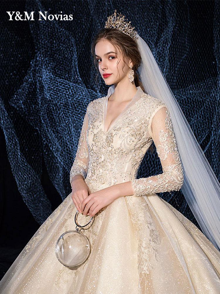 Abito da sposa in pizzo con scollo a V profondo, gonna a balze, strascico reale e maniche lunghe - Donna Indiana - Champagne Avorio - Bouque