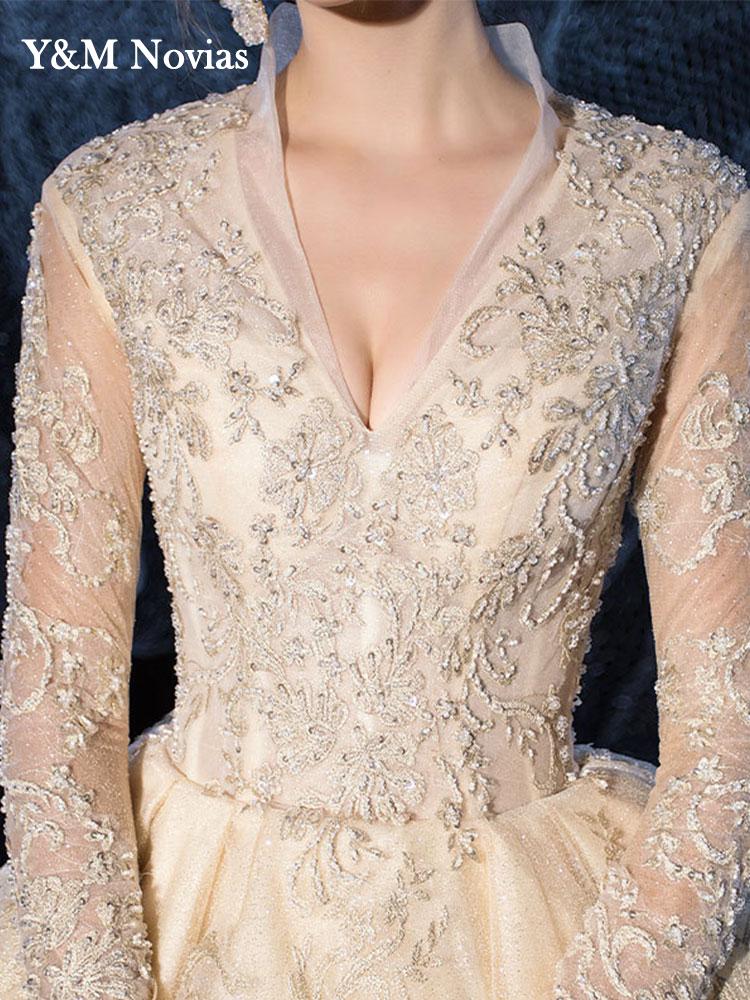 Abito da sposa in pizzo con scollo a V profondo, gonna a balze, strascico reale e maniche lunghe - Donna Indiana - Champagne Avorio - Bouque