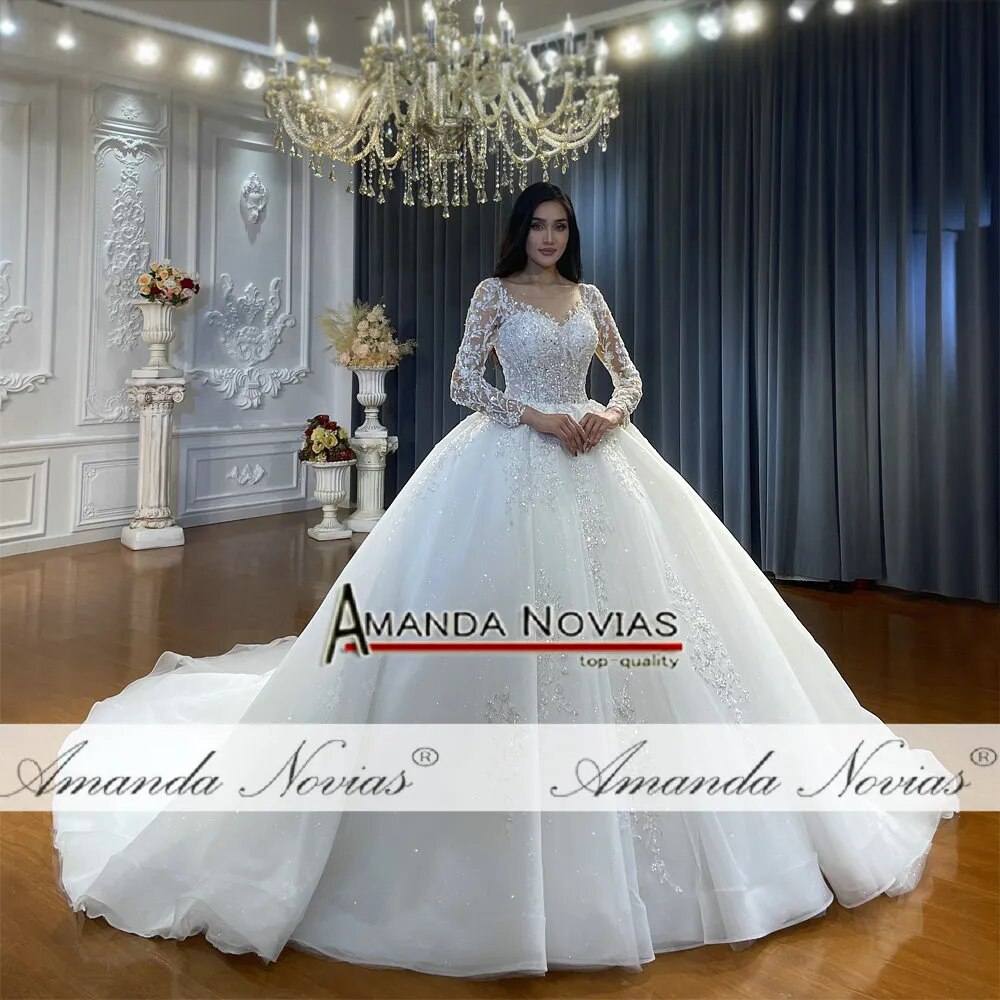 Abito da Sposa Amanda Novias con Maniche Lunghe, Ricami di Perle e Fiori, Elegante e di Lusso con Strascico