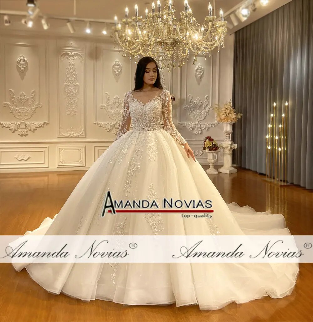 Abito da Sposa Amanda Novias con Maniche Lunghe, Ricami di Perle e Fiori, Elegante e di Lusso con Strascico