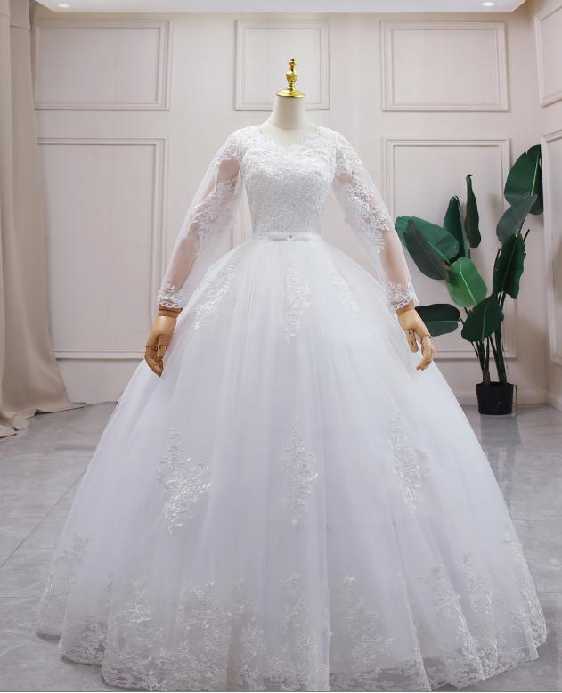 Abito da Sposa 2022 Nuova Collezione: Elegante Abito con Maniche Lunghe, Scollatura Sexy a V, e Gonna a Balze con Coda