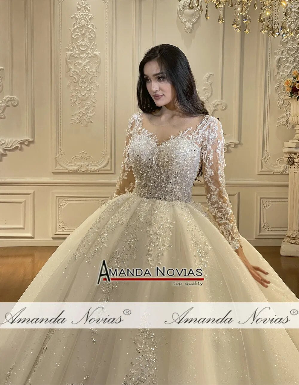 Abito da Sposa Amanda Novias con Maniche Lunghe, Ricami di Perle e Fiori, Elegante e di Lusso con Strascico