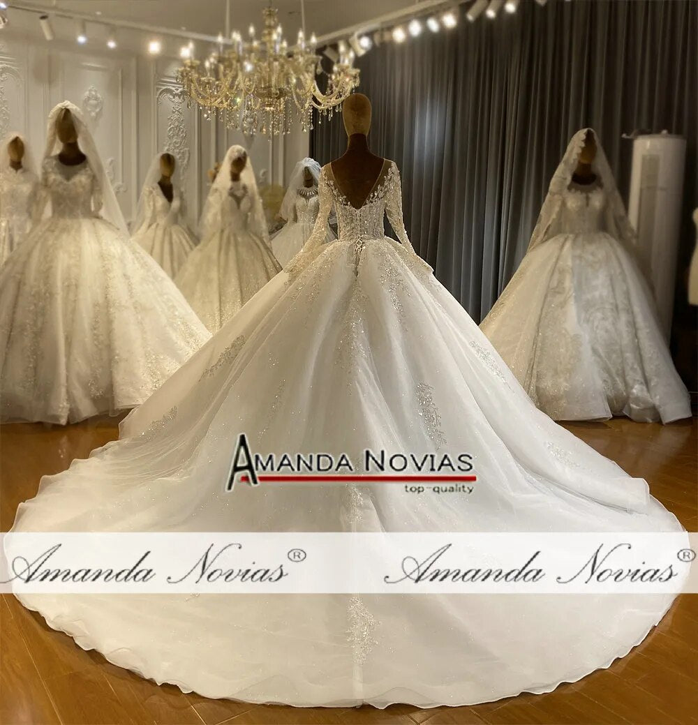 Abito da Sposa Amanda Novias con Maniche Lunghe, Ricami di Perle e Fiori, Elegante e di Lusso con Strascico