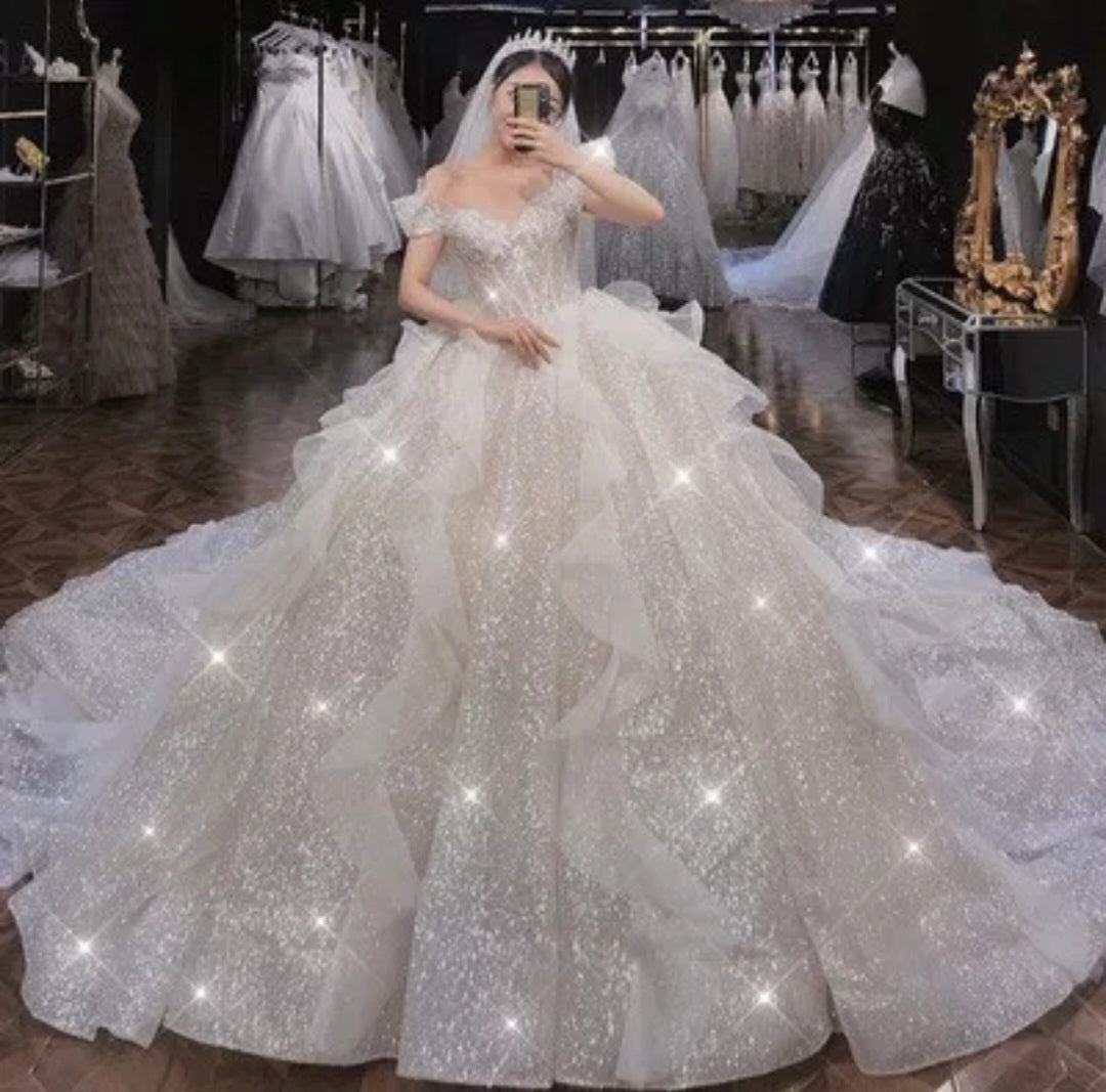 Abito da sposa taglia comoda in pizzo 2023 con maniche, lussuoso treno, colore brillante francese, scollatura a barchetta