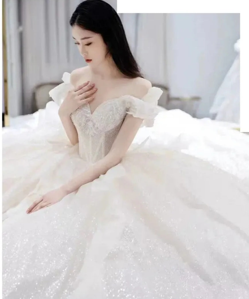 Abito da sposa taglia comoda in pizzo 2023 con maniche, lussuoso treno, colore brillante francese, scollatura a barchetta