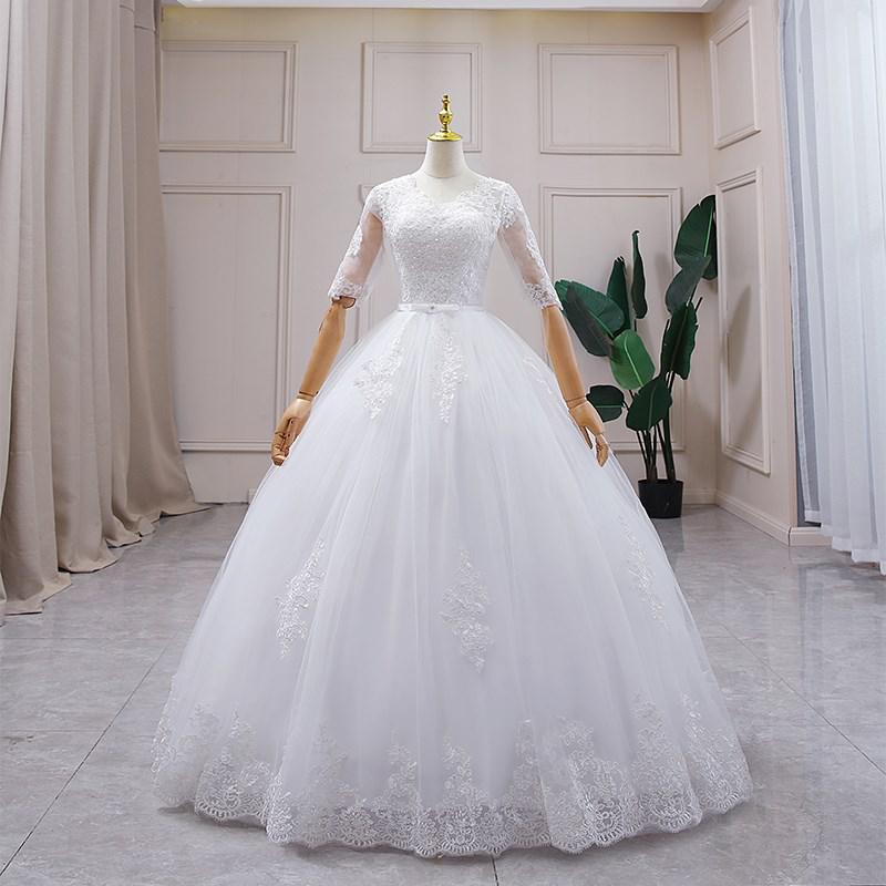 Abito da Sposa 2022 Nuova Collezione: Elegante Abito con Maniche Lunghe, Scollatura Sexy a V, e Gonna a Balze con Coda