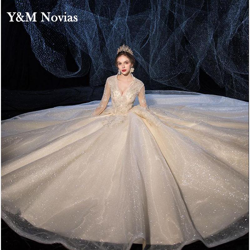Abito da sposa in pizzo con scollo a V profondo, gonna a balze, strascico reale e maniche lunghe - Donna Indiana - Champagne Avorio - Bouque
