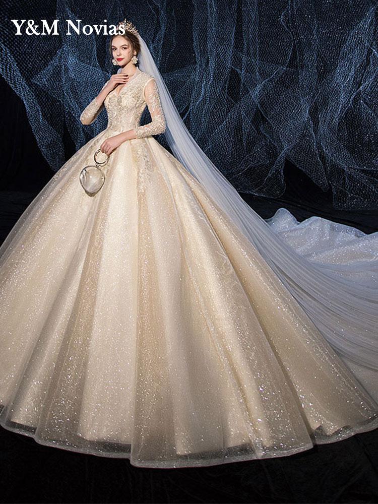 Abito da sposa in pizzo con scollo a V profondo, gonna a balze, strascico reale e maniche lunghe - Donna Indiana - Champagne Avorio - Bouque