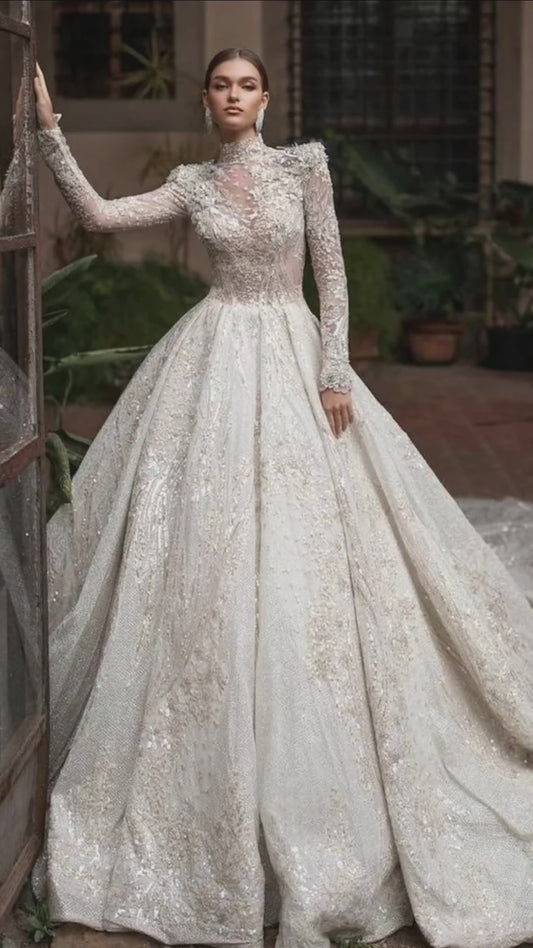 Abito da Sposa Vintage in Pizzo con Collo Alto, Maniche Lunghe e Dettagli di Lusso - Linea A