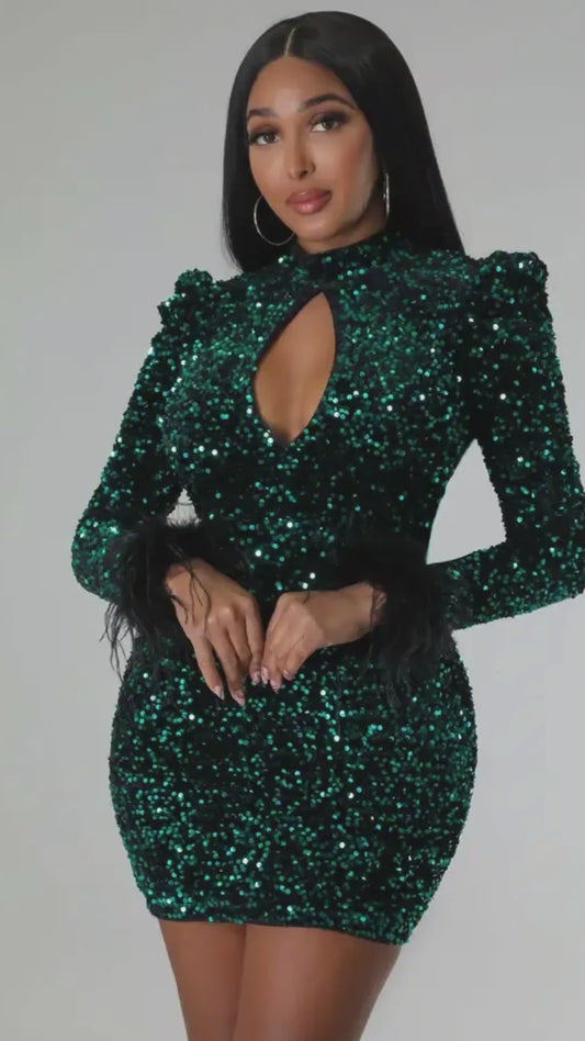 Mini abito elegante in velluto con dettagli in piume di paillettes verde sexy Abito da discoteca aderente aderente per feste da donna senza schienale