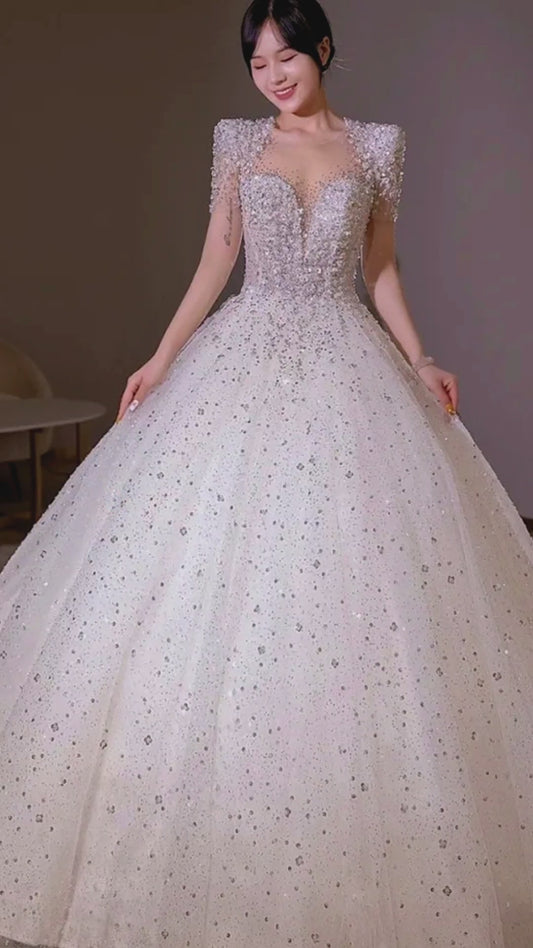 Abito da Sposa Corto con Maniche Corte e Dettagli Luminosi di Paillettes e Perline - Eleganza, Lusso e Stile Unico per il Tuo Giorno Speciale
