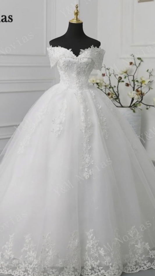 Abito da sposa in pizzo tulle a spalle scoperte con scollo a V