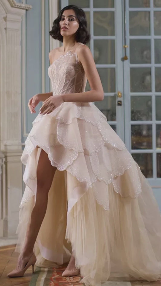 Elegante Abito da Sera a Strati di Champagne di Lusso a Dubai: Stile Arabo con Gonna Asimmetrica Alta-Bassa