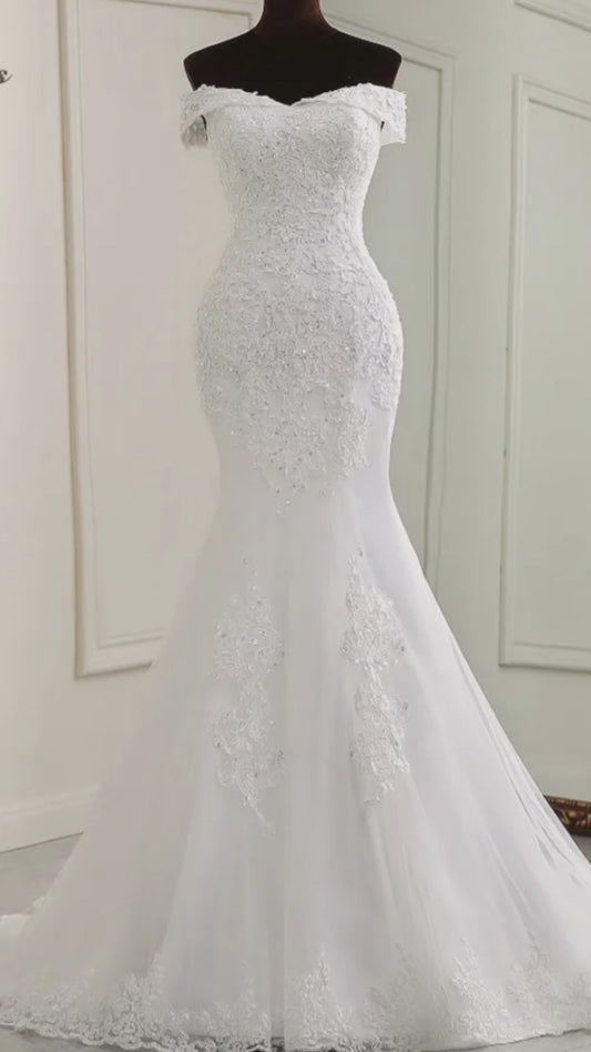 Abito da sposa con applicazioni floreali in pizzo con elegante scollo a barca