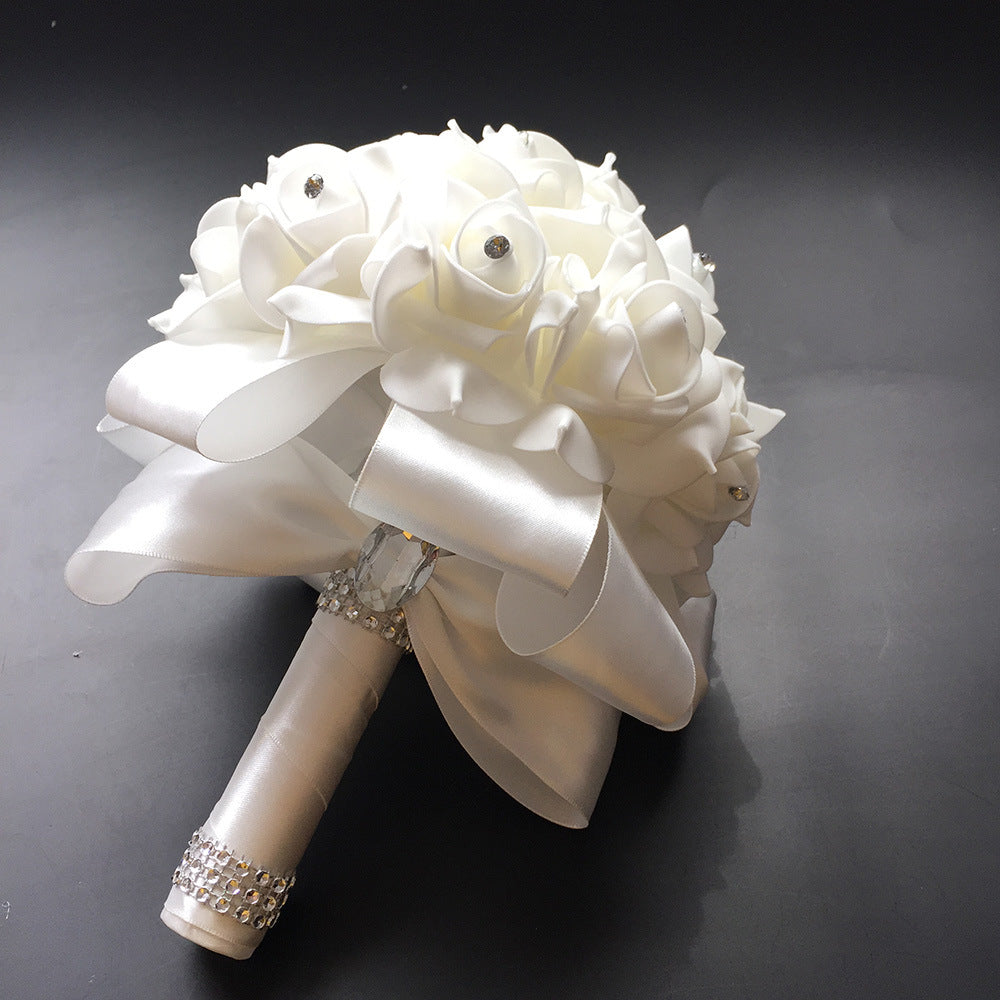 Bouquet da sposa in raso di seta fatto a mano con fiori in schiuma, pietre preziose e nastro di strass - Bridetobe.it