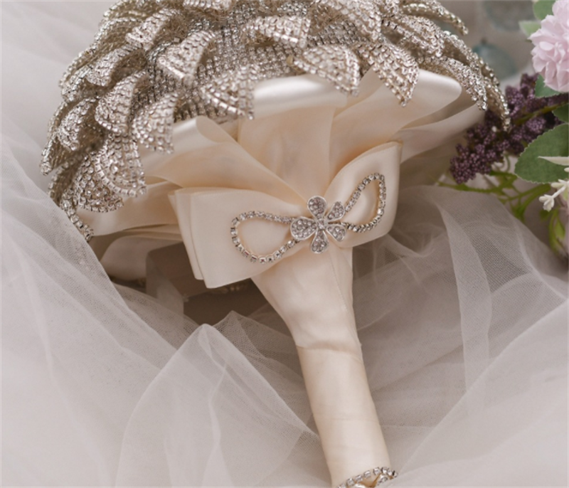 Bouquet da sposa in nastro di seta oro e argento con strass fatti a mano - Bridetobe.it