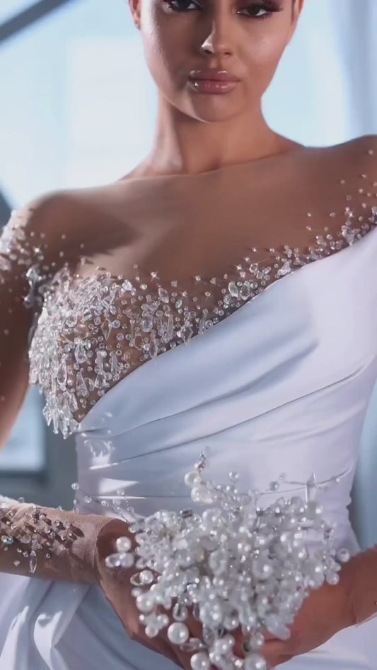 Abito da sposa a sirena di lusso con scollo a illusione sexy su misura con maniche lunghe,perline lucide e soprabito per una sposa moderna