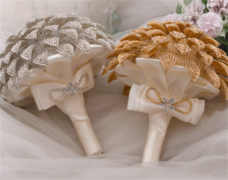 Bouquet da sposa in nastro di seta oro e argento con strass fatti a mano - Bridetobe.it