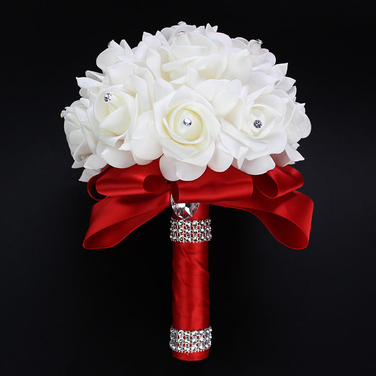 Bouquet da sposa in raso di seta fatto a mano con fiori in schiuma, pietre preziose e nastro di strass - Bridetobe.it