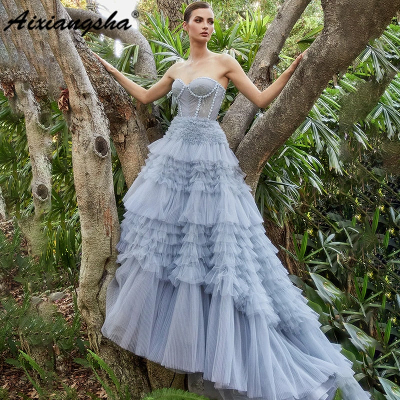 Abito da ballo della principessa presenta un bellissimo corpetto pieghettato con corsetto e dettagli floreali - Bridetobe.it