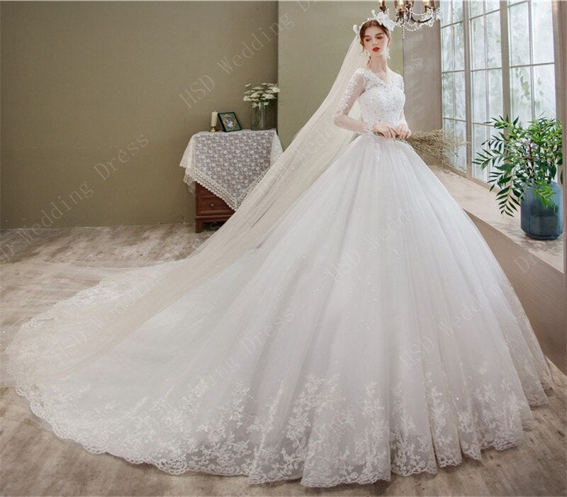 Abito da sposa lungo con scollo a V dolce elegante del 2023 con pizzo ricamato e lunga coda - Bridetobe.it