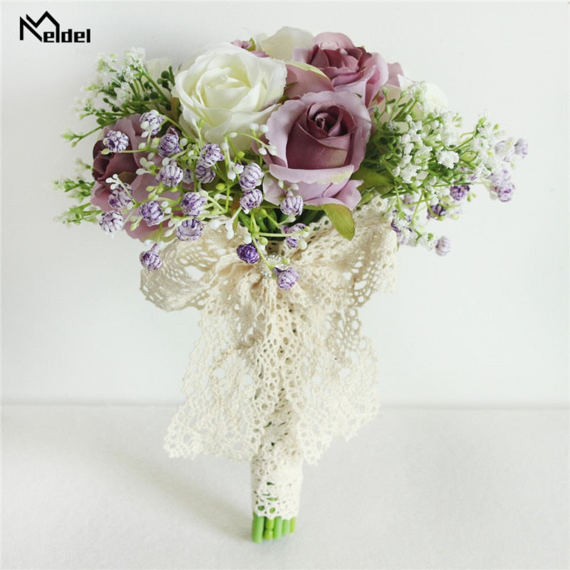 Bouquet da sposa con rose artificiali di seta, nastro in raso e perle - Bridetobe.it