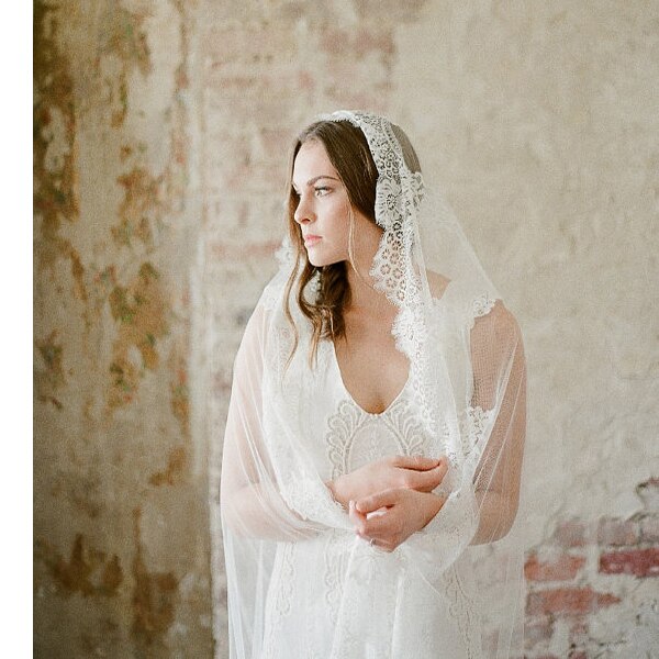 Velo da sposa artigianale di lusso in pizzo bianco avorio a strati lunghi da 2m 3m 4m per matrimonio in cattedrale - Bridetobe.it