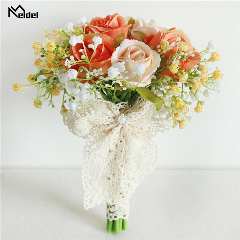 Bouquet da sposa con rose artificiali di seta, nastro in raso e perle - Bridetobe.it
