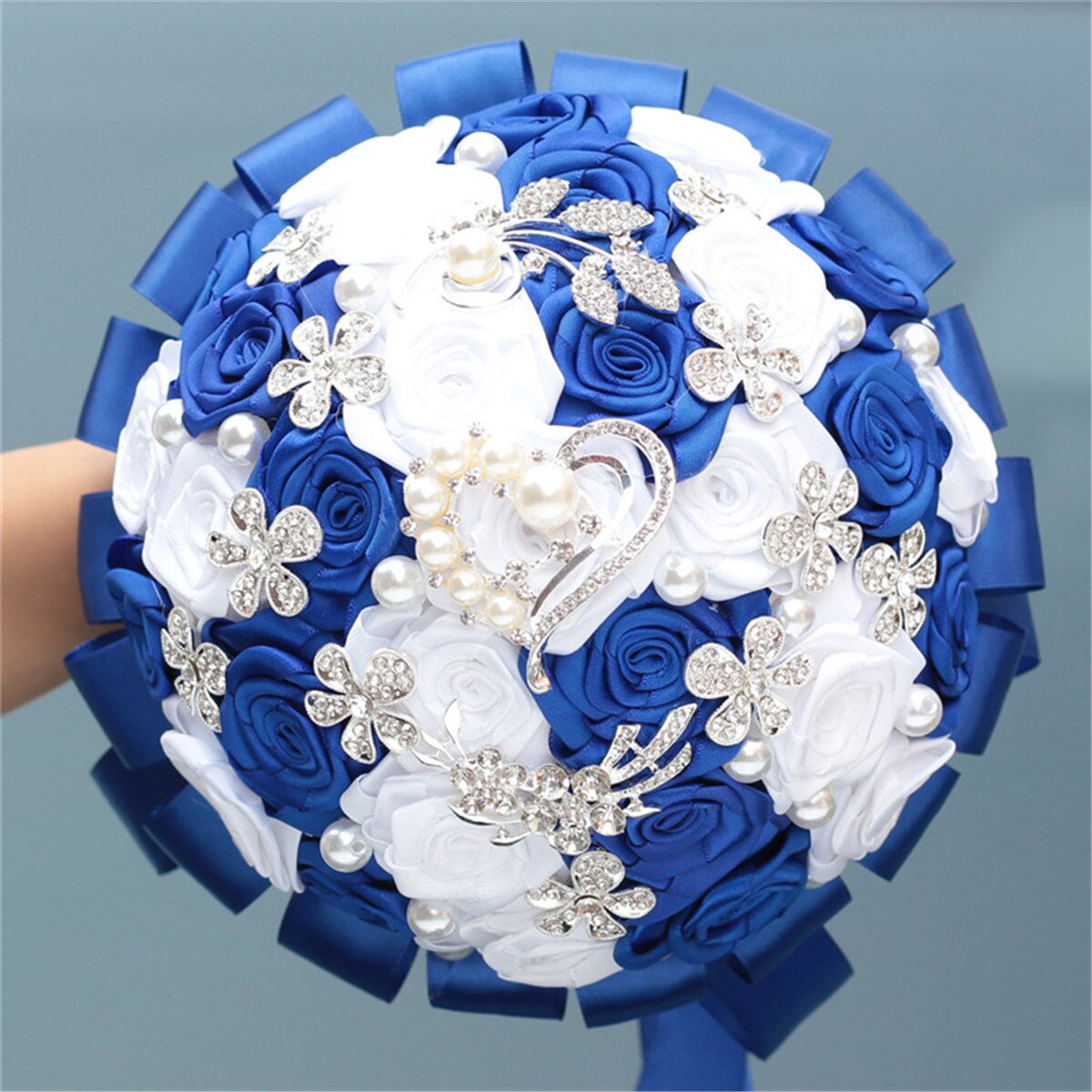 Bouquet sposa damigella fatto a mano con strass splendidi, pietre preziose, perle di diamante e rose di raso blu reale - Bridetobe.it