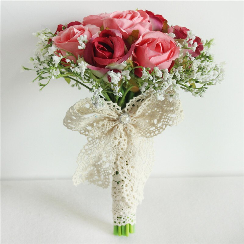 Bouquet da sposa con rose artificiali di seta, nastro in raso e perle - Bridetobe.it