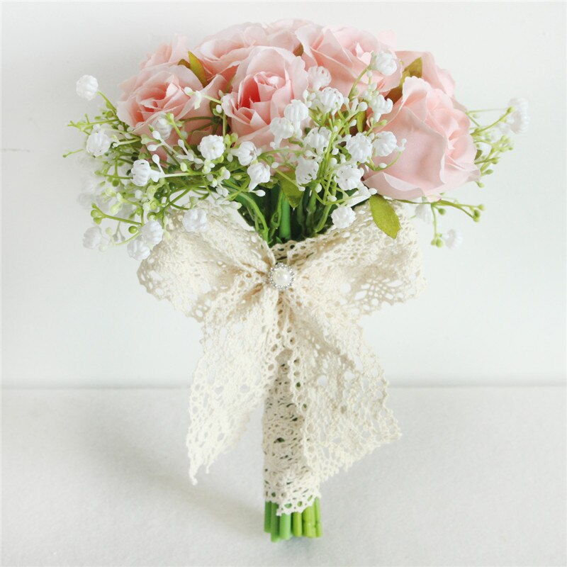 Bouquet da sposa con rose artificiali di seta, nastro in raso e perle - Bridetobe.it