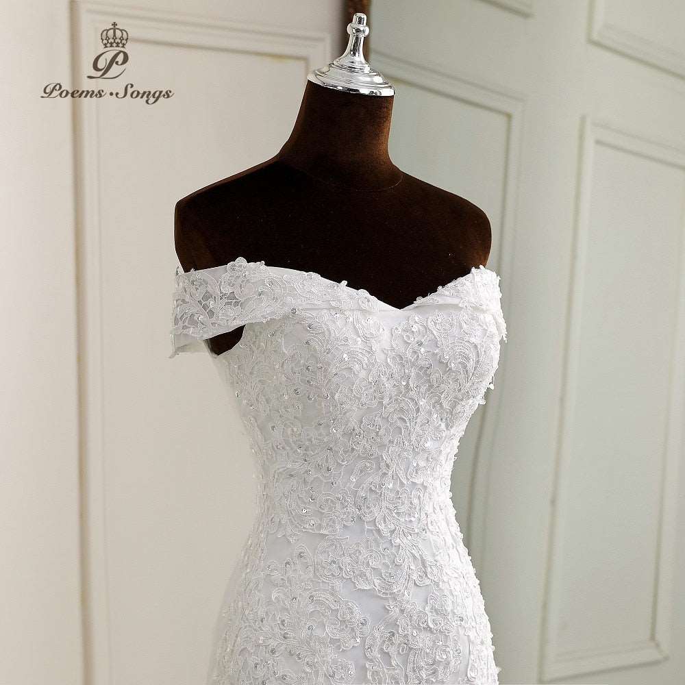 Abito da sposa con applicazioni floreali in pizzo con elegante scollo a barca - Bridetobe.it