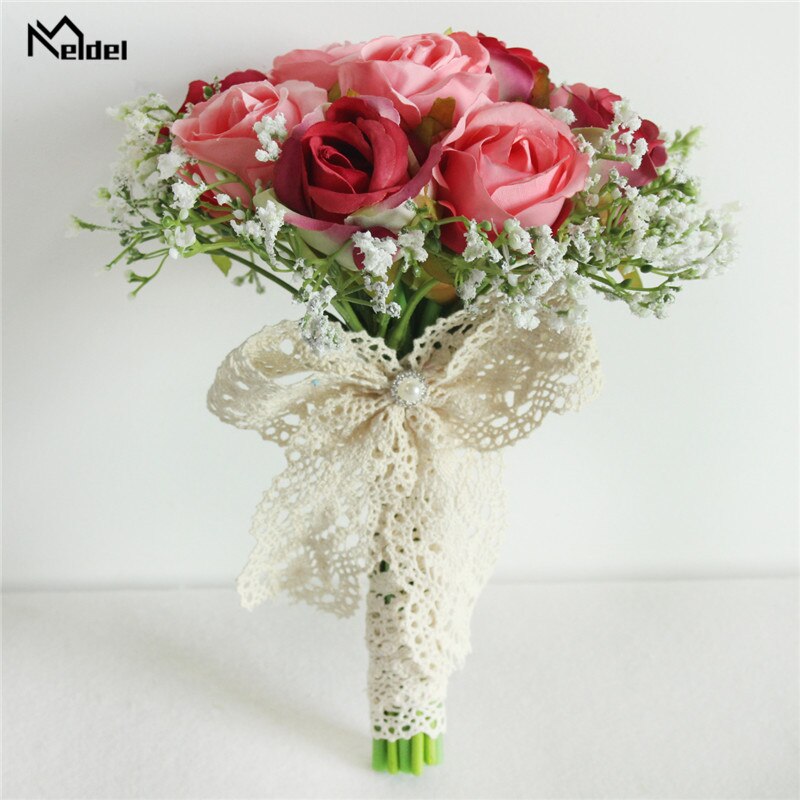 Bouquet da sposa con rose artificiali di seta, nastro in raso e perle - Bridetobe.it
