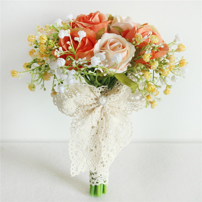 Bouquet da sposa con rose artificiali di seta, nastro in raso e perle - Bridetobe.it