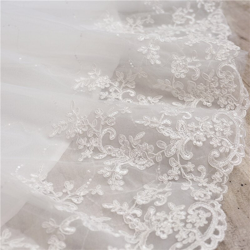 Abito da sposa lungo con scollo a V dolce elegante del 2023 con pizzo ricamato e lunga coda - Bridetobe.it