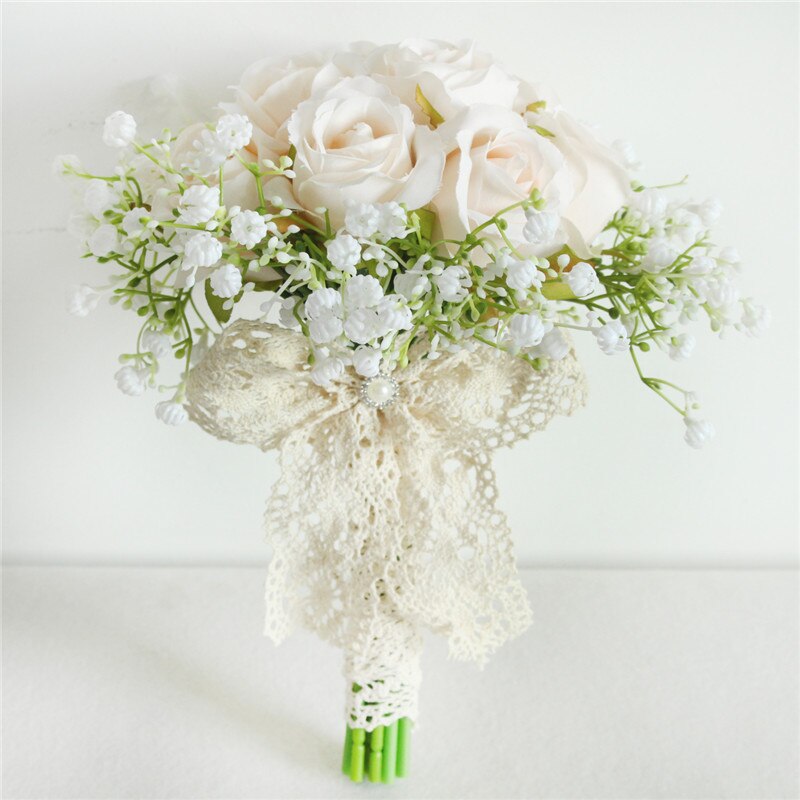 Bouquet da sposa con rose artificiali di seta, nastro in raso e perle - Bridetobe.it