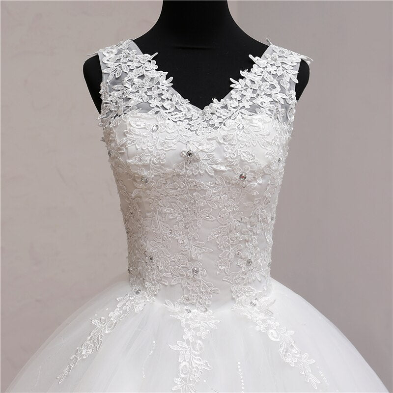 Abito da sposa lungo con scollo a V dolce elegante del 2023 con pizzo ricamato e lunga coda - Bridetobe.it